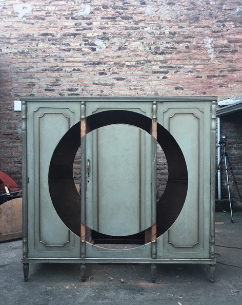 El proyecto pretende mediante la re utilización de un mueble en desuso, volverlo a la vida a través de su activación espacial mediante la apertura y análisis de su arquitectura interna. De esta manera el objeto no solo altera su uso sino que es capaz de interactuar con quien los observa así como insertarse en el espacio donde se emplaza. / Madera, acero, bronce 173 x 180 x 59. 8_Toro Blum.jpg